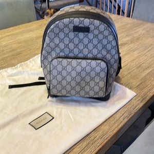 Gucci Front Zipper Pocket Backpack
Monogram GG Supreme Beige/Black